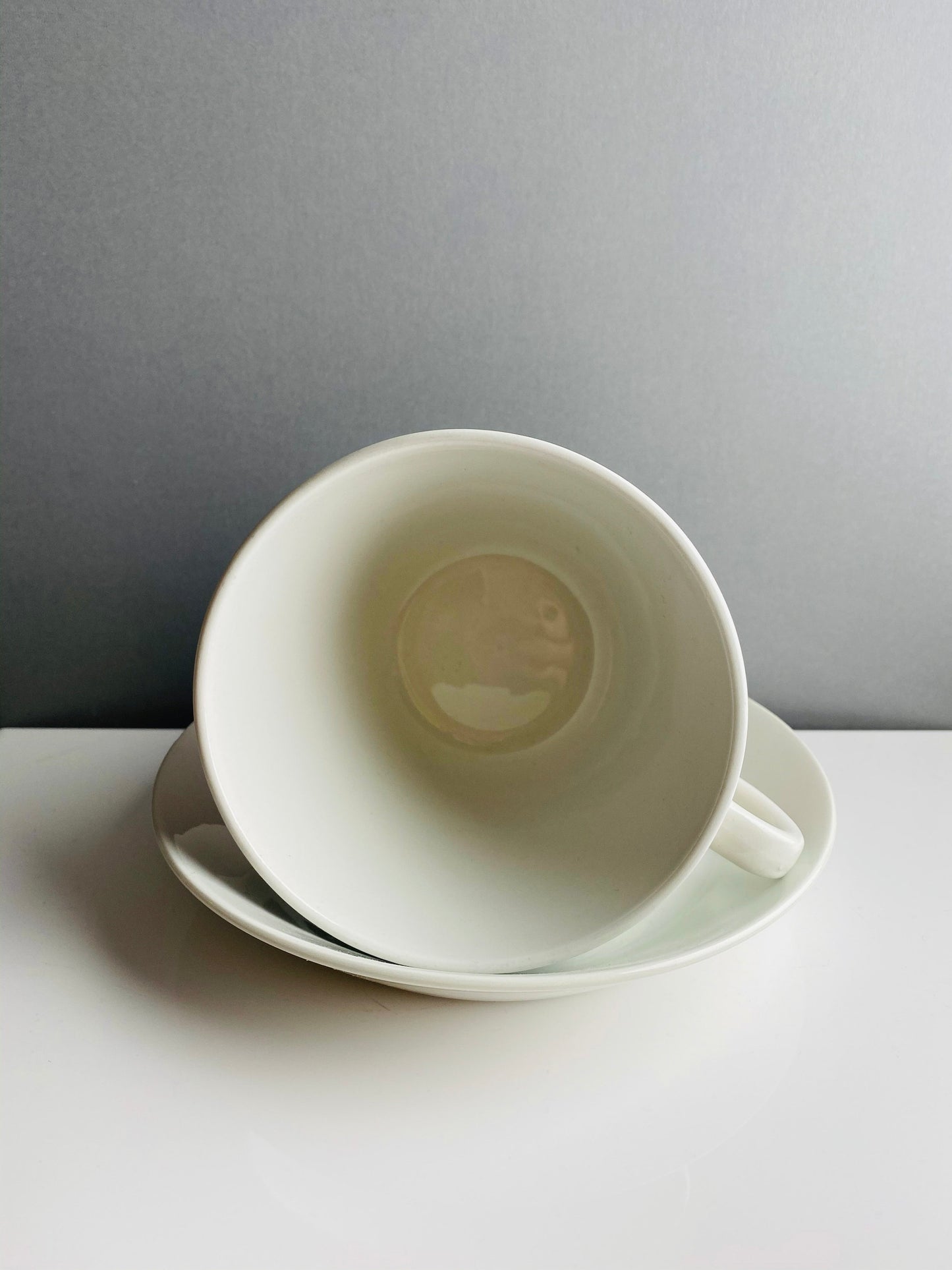Arabia Finland “Suvi” Oversized Tea Cup & Saucer – Kaj Franck & Gunvor Olin-Grönqvist, 1971–1972