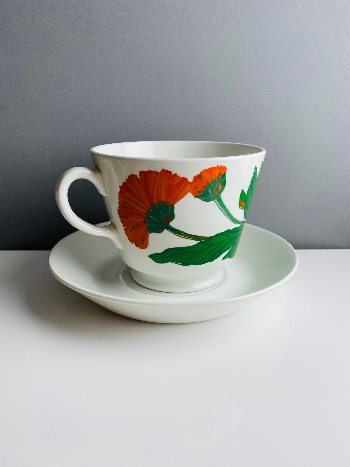 Arabia Finland “Suvi” Oversized Tea Cup & Saucer – Kaj Franck & Gunvor Olin-Grönqvist, 1971–1972