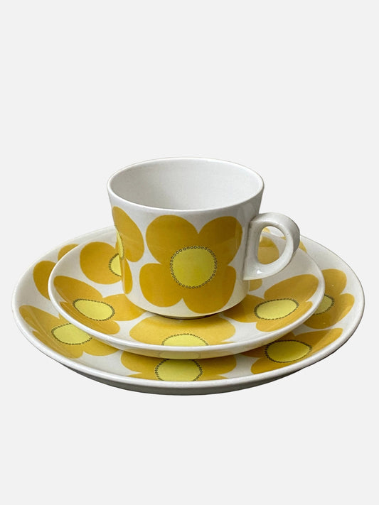 RARE vintage Arabia Finland ceramic coffee cup set named “Aurinko", designed by Esteri Tomula / Göran Bäck, 1970s, Made in Finland