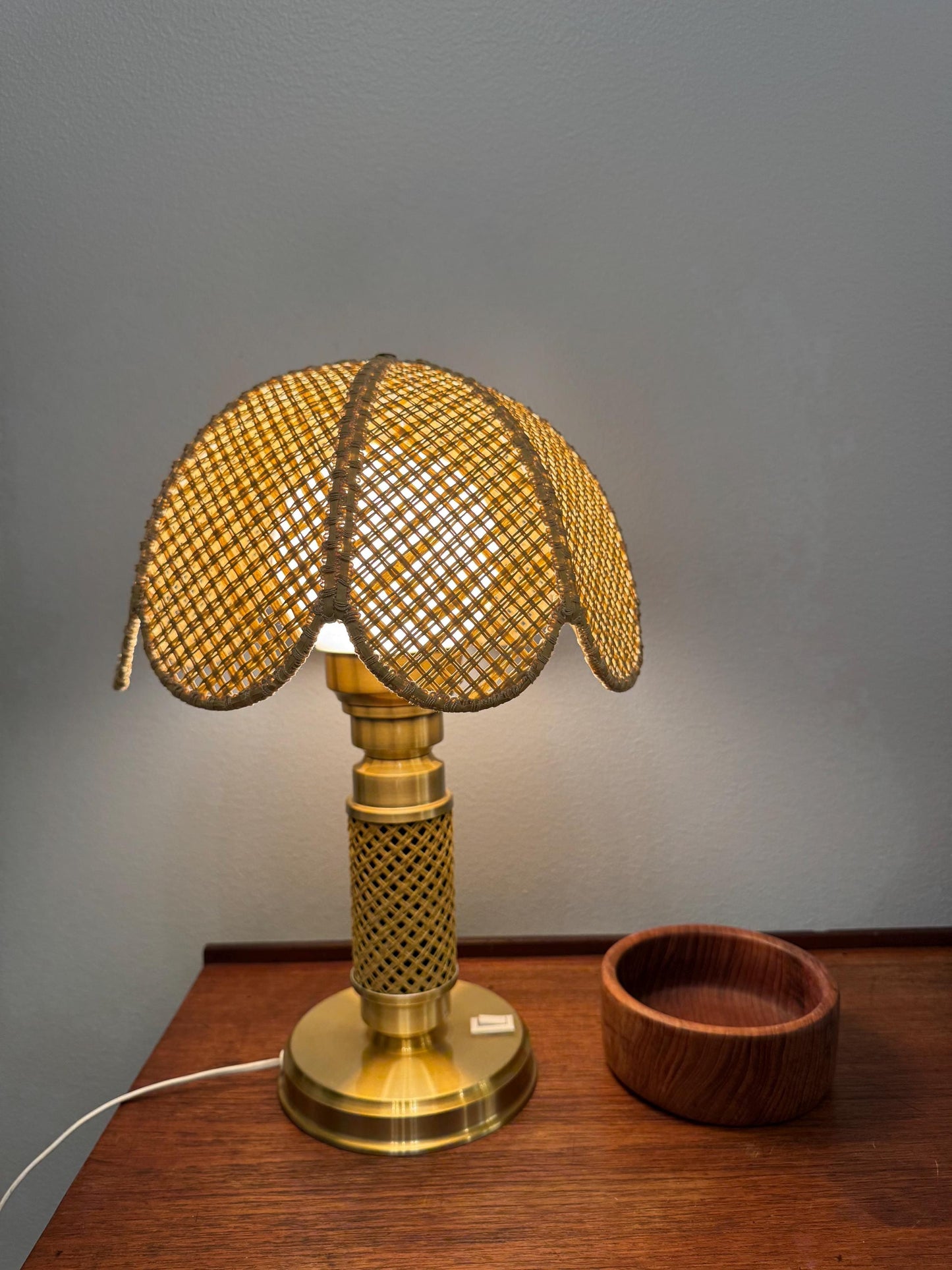 An absolute beautiful/Mid century modern original Scandinavian vintage table lamp made of brass and Rattan by Ker-Lux,1979, made in Finland