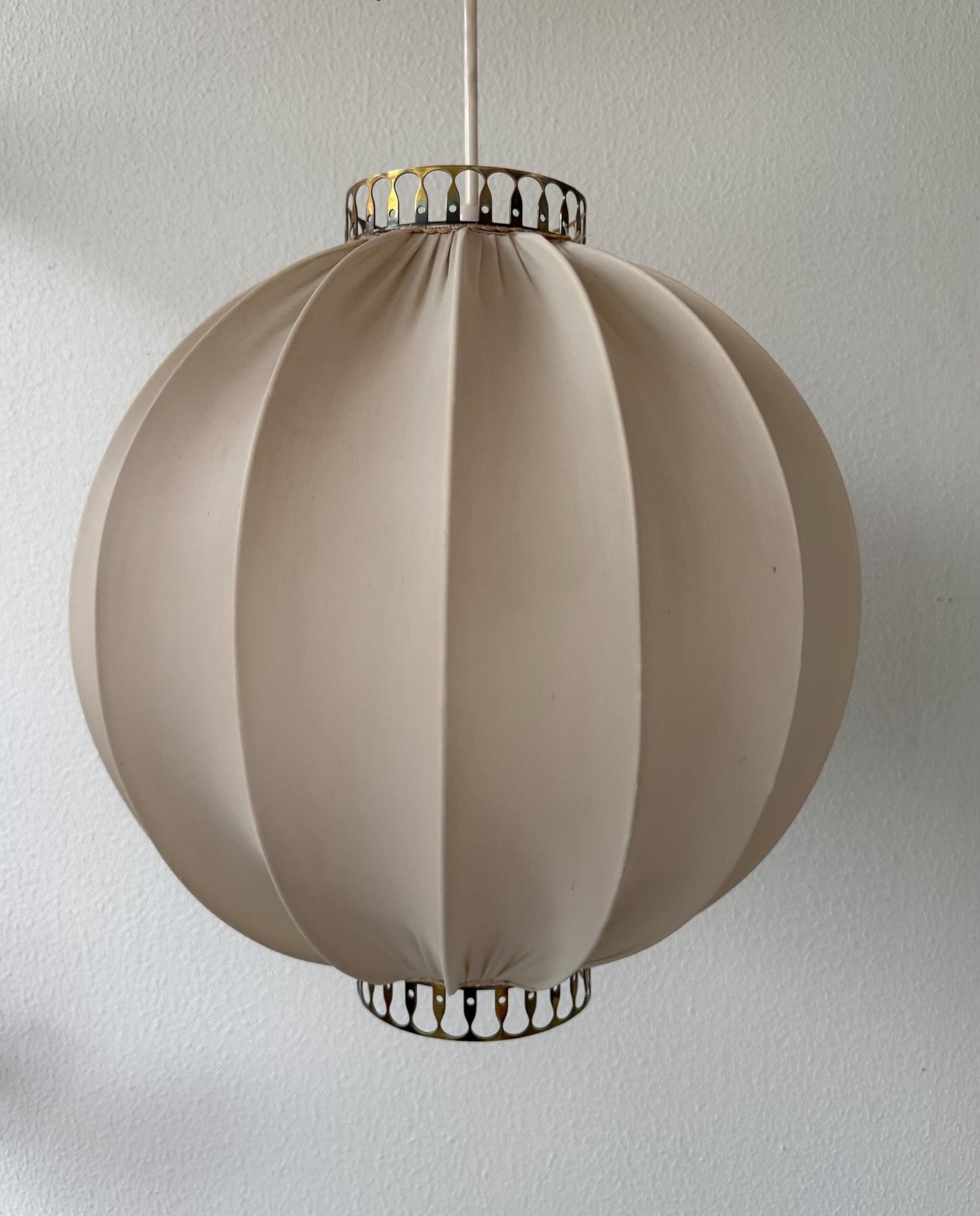 An elegant ceiling lamp with textile and brass, the style of Josef Frank Kinabollen. Swedish Modern, 1950s