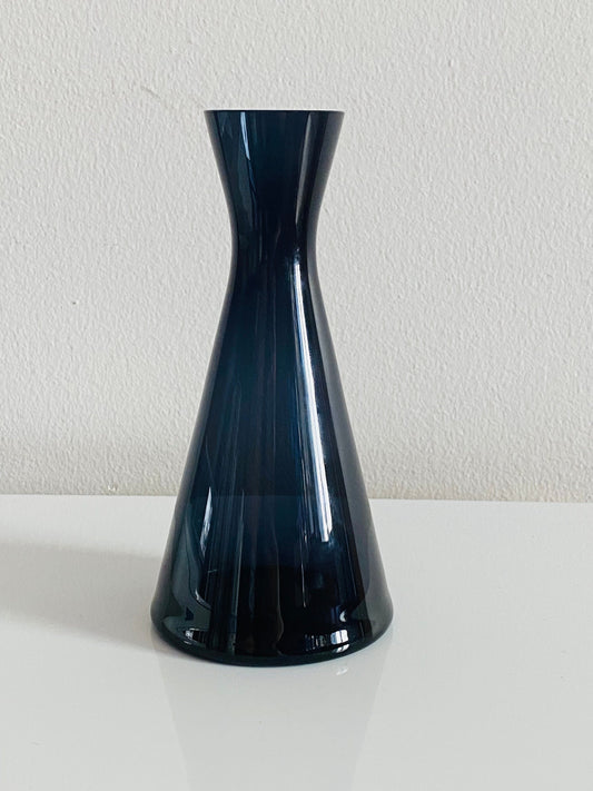 Kaj Franck Glass Vase No. 1541 in Purple — Nuutajärvi, 1950s