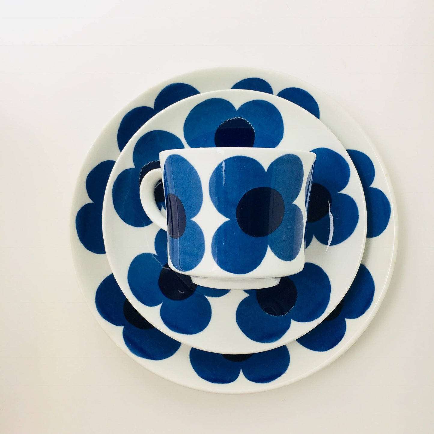 RARE vintage Arabia Finland ceramic coffee cup set named “Aurinko", designed by Esteri Tomula / Göran Bäck, 1970s, Made in Finland