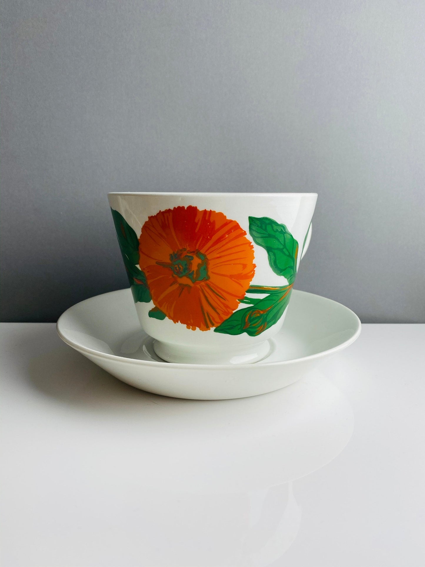 Arabia Finland “Suvi” Oversized Tea Cup & Saucer – Kaj Franck & Gunvor Olin-Grönqvist, 1971–1972