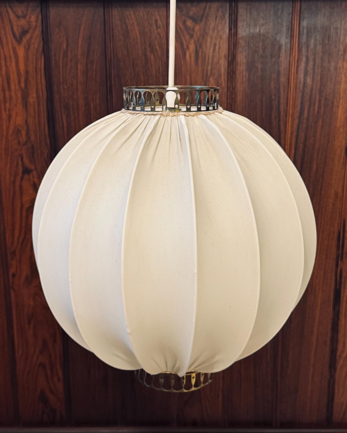 An elegant ceiling lamp with textile and brass, the style of Josef Frank Kinabollen. Swedish Modern, 1950s