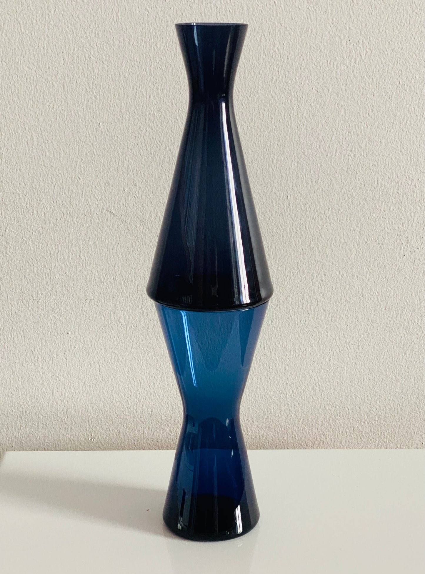 Kaj Franck Glass Vase No. 1541 in Purple — Nuutajärvi, 1950s
