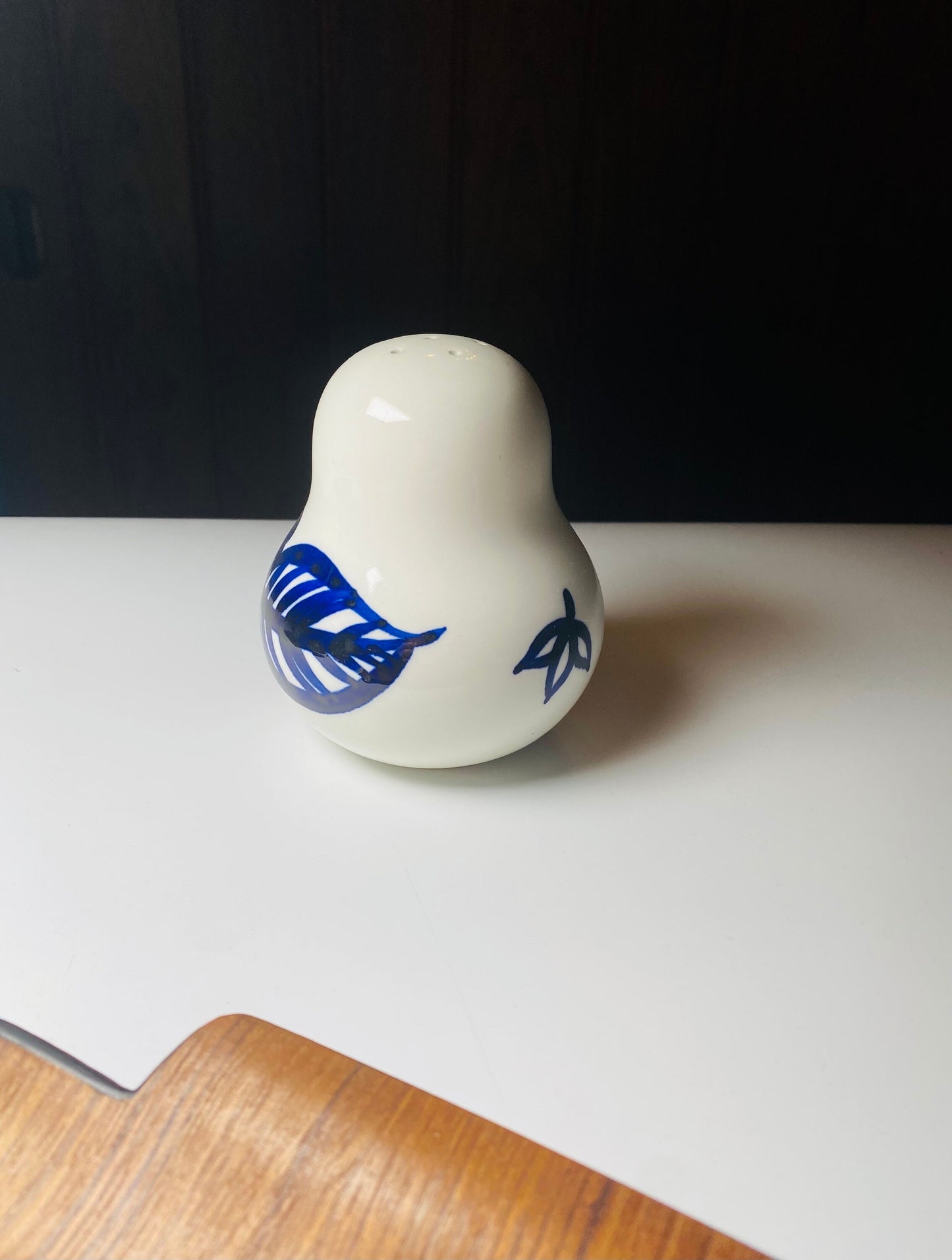 Arabia Finland “Köökki” Large Hand Painted Pepper Shaker by Gunvor Olin-Grönqvist, 1960–1976