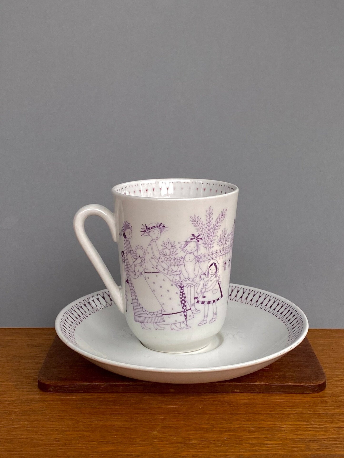 Arabia Finland – Emilia Cocoa Cup & Saucer Set in Purple by Raija Uosikkinen, 1960s