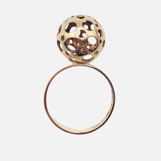 Modernist vintage 585 gold / 14K gold ring by famous Finnish jewelry designer Liisa Vitali made for company Nils Westerback in 1971
